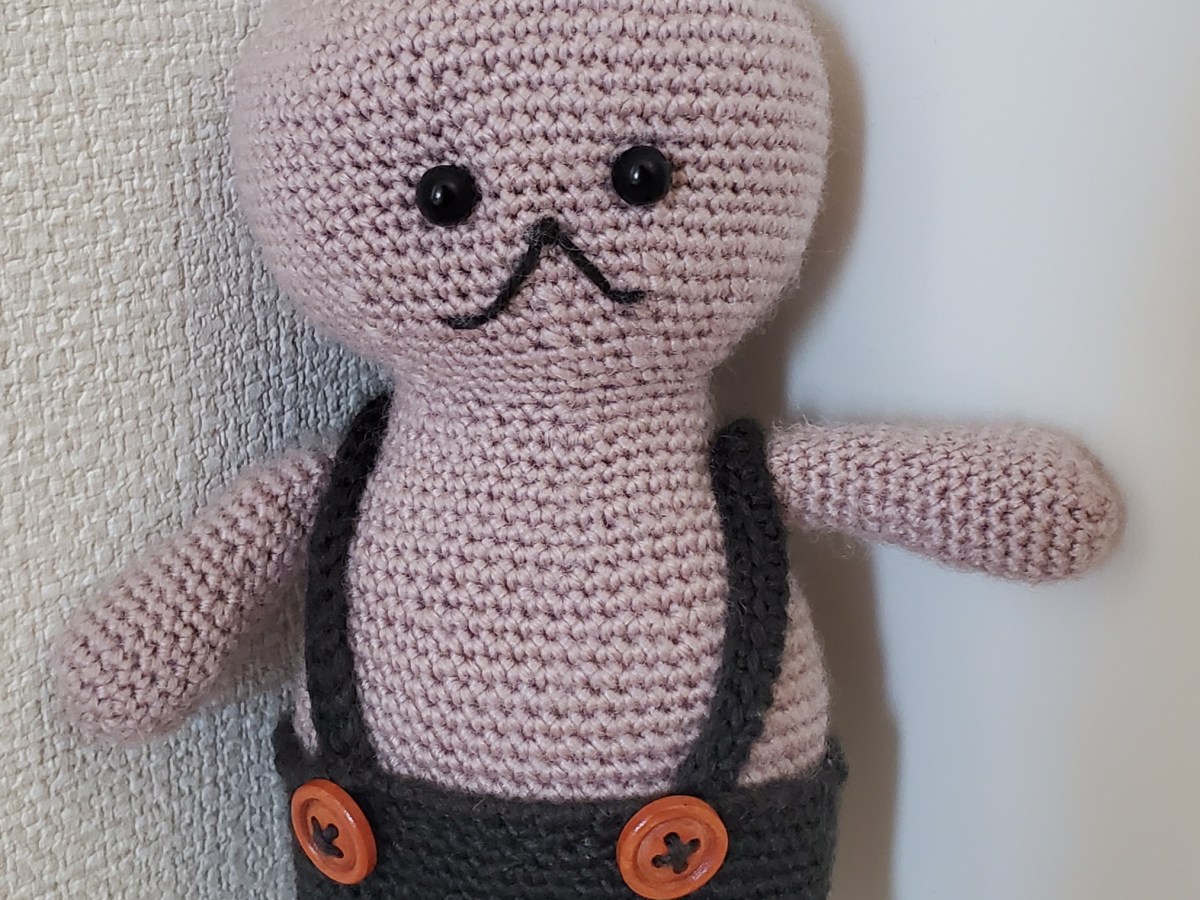 うさぎの編みぐるみ&サスペンダー付ズボン